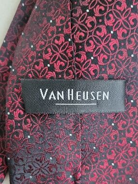 Handsome Rich Red & Black Pattern Van Heusen Tie